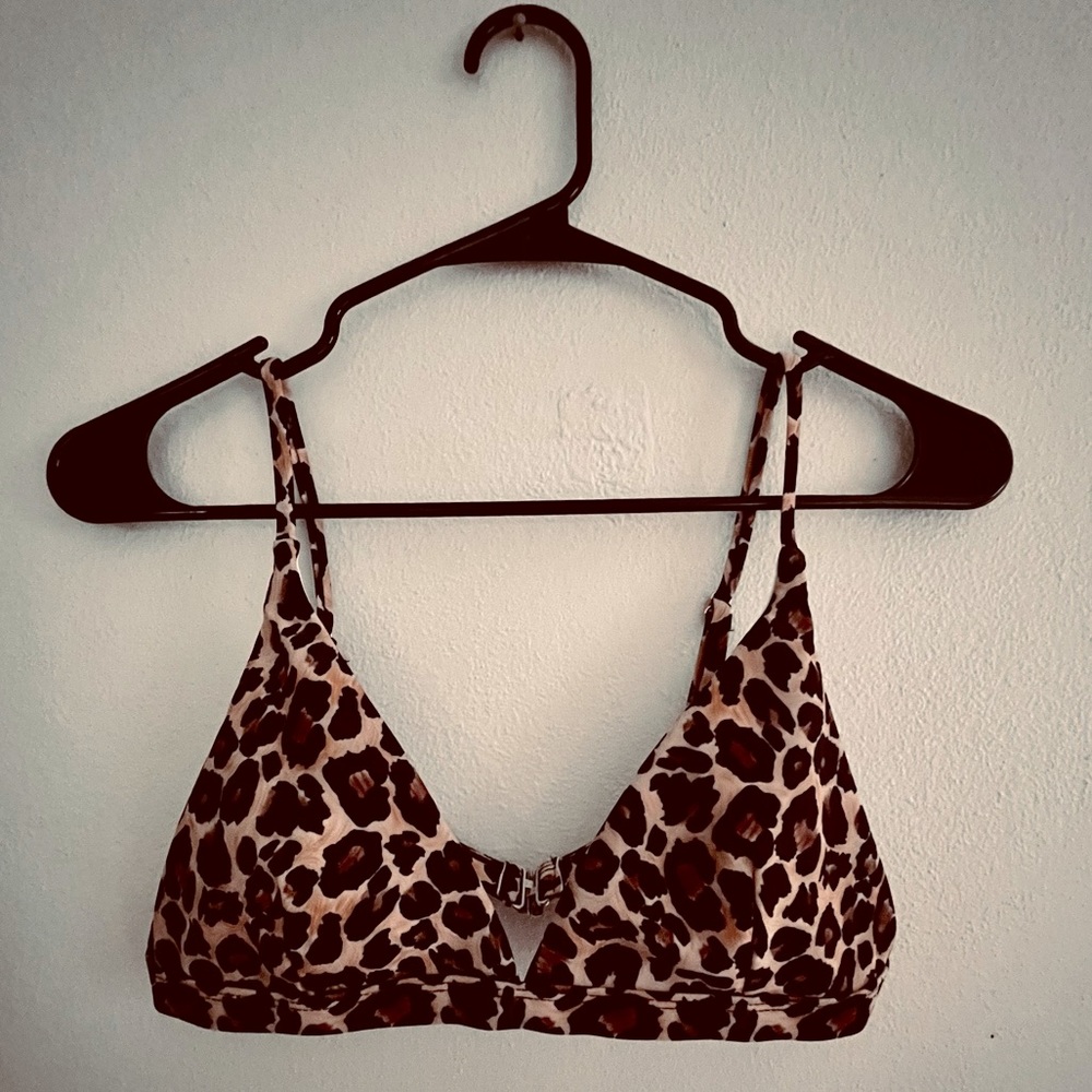Cheetah print bikini top. Metal clasp on back & adjustable straps. Size medium.